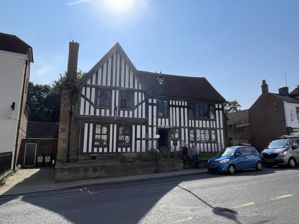 Lot: 22 - SUBSTANTIAL FREEHOLD COMMERCIAL AND RESIDENTIAL PREMISES ON 0.45 ACRES - PART LET WITH FUTURE CONVERSION POTENTIAL - Front view of commercial investment